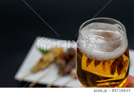 グラスビールと焼き鳥 89716635