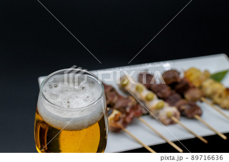 グラスビールと焼き鳥 89716636