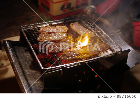 キャンプ飯 焚き火台「鐵火-Kurogane-」で焼肉の写真素材 [89716650