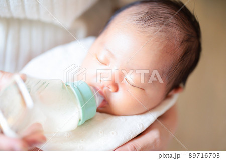 眠りながらミルクを飲む赤ちゃん 89716703