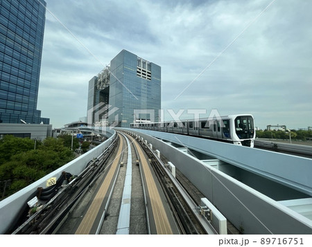 ゆりかもめの車窓から見える都会の風景 89716751