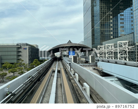 ゆりかもめの車窓から見える都会の風景 ゆりかもめの車窓から見える都会の風景 89716752