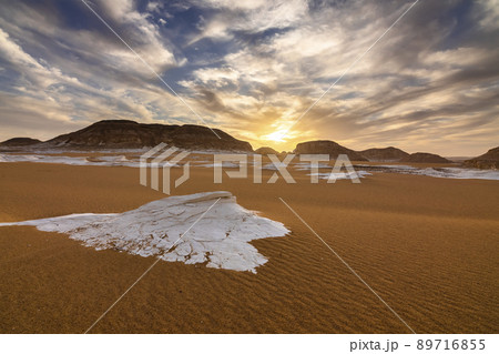 Chalk rocks in the White Desert at sunset. Egypt, Baharia Chalk rocks in the White Desert at sunset. Egypt, Baharia 89716855