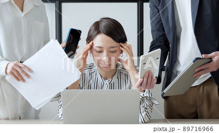 ビジネスシーン　忙しい　パニック　ハラスメント 89716966