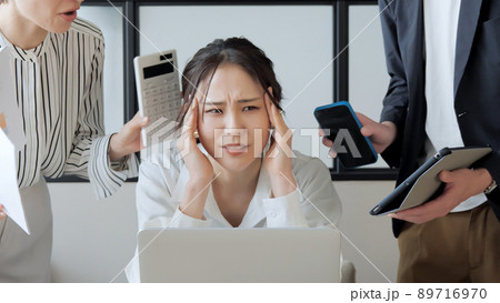 ビジネスシーン　忙しい　パニック　ハラスメント 89716970