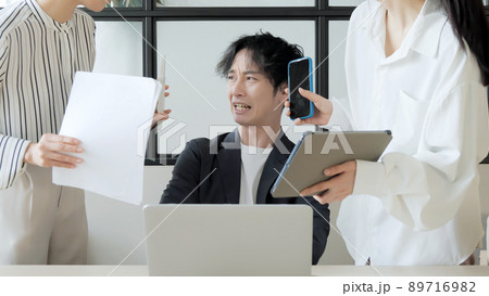 ビジネスシーン　忙しい　パニック　ハラスメント 89716982