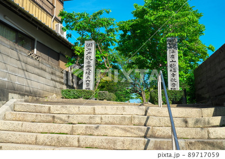 【瀬戸内三十三観音霊場】第六番　妙福寺観音院（東寺）の晴れた初夏の参道1　岡山県瀬戸内市 89717059