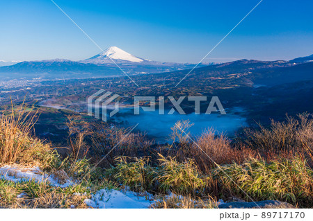 (静岡県)降雪した伊豆スカイラインから、富士山を望む (静岡県)降雪した伊豆スカイラインから、富士山を望む 89717170