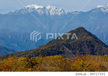本社ヶ丸から見る釈迦ヶ岳と冠雪の赤石岳 本社ヶ丸から見る釈迦ヶ岳と冠雪の赤石岳 89717201