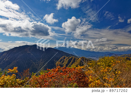紅葉の本社ヶ丸から見る富士山と三ツ峠 89717202