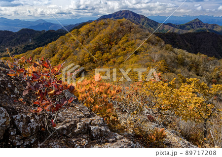 本社ヶ丸稜線から見る紅葉の清八山・御坂の山並み 89717208