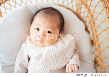 スタイをした赤ちゃんの吐き戻し 溢乳 いつにゅう よだれかけ スタイをした赤ちゃんの吐き戻し 溢乳 いつにゅう よだれかけ 89717474
