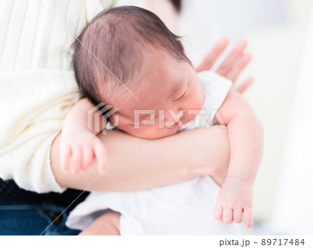 授乳後にゲップする赤ちゃん 89717484