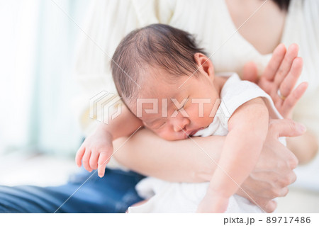 授乳後にゲップする赤ちゃんの写真素材