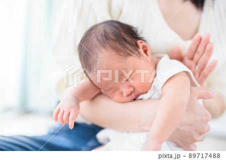 授乳後にゲップする赤ちゃん 授乳後にゲップする赤ちゃん 89717488