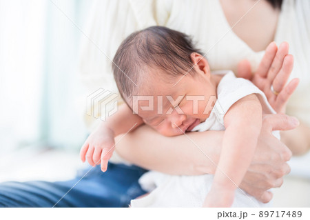 授乳後にゲップする赤ちゃん　新生児微笑 89717489