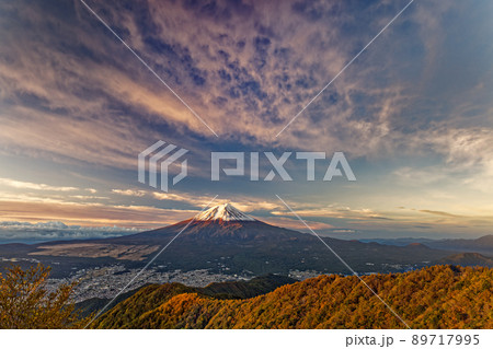 三ツ峠から見る富士山と朝焼け雲 89717995