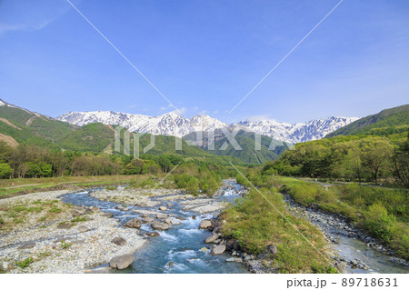 新緑の白馬大橋から白馬三山 新緑の白馬大橋から白馬三山 89718631