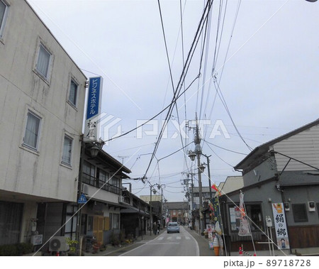 春の曇り空の富岡駅前の街並みの風景 春の曇り空の富岡駅前の街並みの風景 89718728