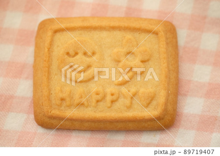 HAPPYと書かれたクッキー HAPPYと書かれたクッキー 89719407