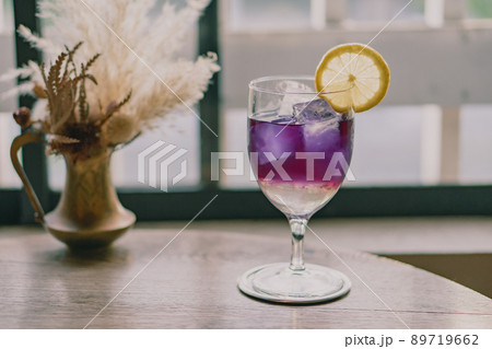 ドライフラワーで飾られたカフェ 89719662