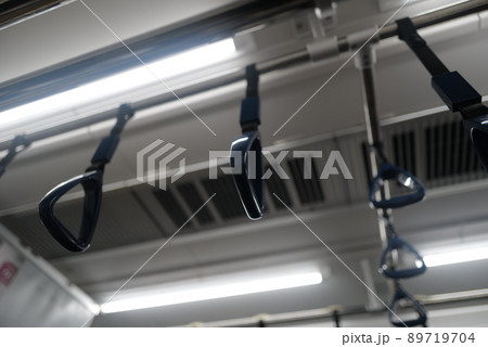 電車の中にぶら下がる紺色のシックな吊り革 89719704
