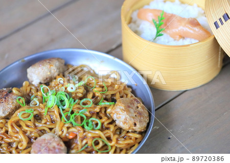 アウトドアで作るチャパゲティ 89720386