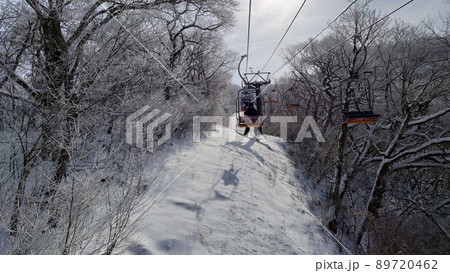 雪景色の中のリフト 89720462
