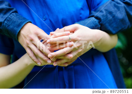 抱き合うカップルの手元 89720551