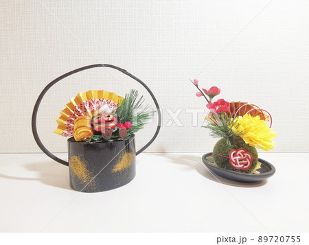 近代的な正月飾りの置物 89720755