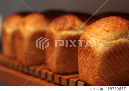 焼き立ての高級食パン 89720877