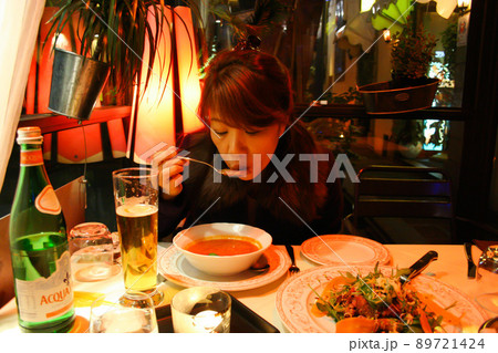 スープを飲む女性 スープを飲む女性 89721424