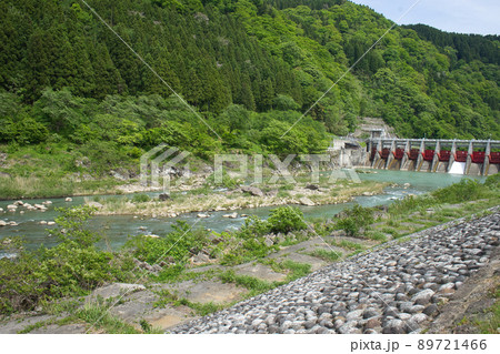 五月の庄川用水合口ダムと庄川の様子 89721466