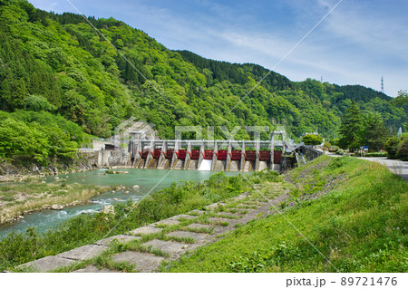 五月の庄川用水合口ダムと庄川の様子 89721476