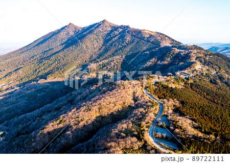 朝焼けの筑波山と筑波パープルライン(筑波スカイライン、表筑波スカイライン)と不動峠 朝焼けの筑波山と筑波パープルライン(筑波スカイライン、表筑波スカイライン)と不動峠 89722111