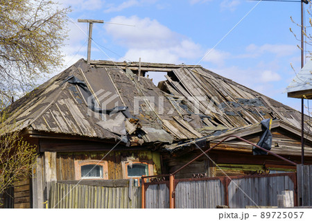 Old wooden ruined house, old rural architecture. Old roof Old wooden ruined house, old rural architecture. Old roof 89725057