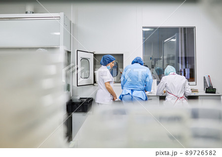 Women work in the lab. Conducts experiments on vaccines. 89726582