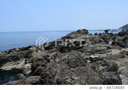 奇岩怪石の磯が続く 庄内海岸の岩場 89728085