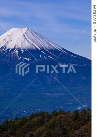 (山梨県)雪化粧した富士山・クローズアップ (山梨県)雪化粧した富士山・クローズアップ 89728294
