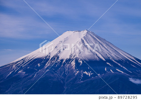 (山梨県)雪化粧した富士山・クローズアップ (山梨県)雪化粧した富士山・クローズアップ 89728295