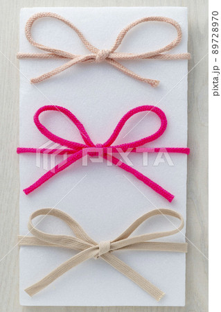 色つきの紐で蝶々結び 色つきの紐で蝶々結び 89728970