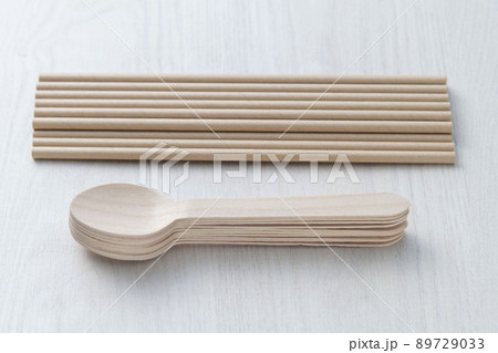 自然に優しい紙で作られた紙ストローとスプーン 自然に優しい紙で作られた紙ストローとスプーン 89729033