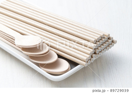 自然に優しい紙で作られた紙ストローと木製スプーン 89729039