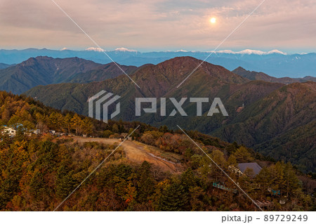 三ツ峠から見る朝焼けの南アルプスと西に傾いた満月 三ツ峠から見る朝焼けの南アルプスと西に傾いた満月 89729249