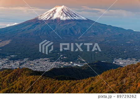 三ツ峠から見る夜明けの富士山と紅葉の尾根 89729262