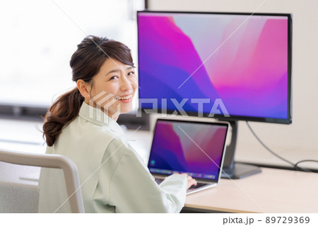 作業着の女性とオフィス 89729369