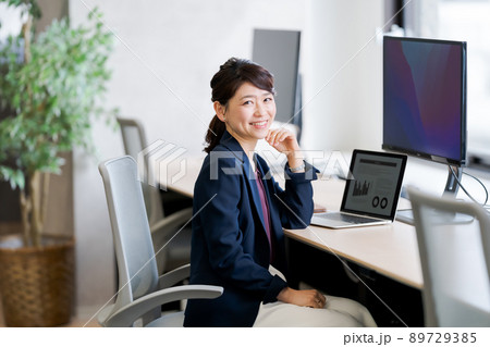 はたらく女性 89729385