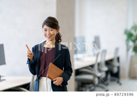 はたらく女性 89729396