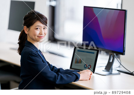 はたらく女性 89729408