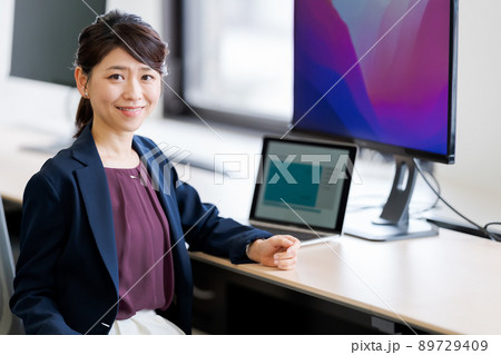 はたらく女性 89729409